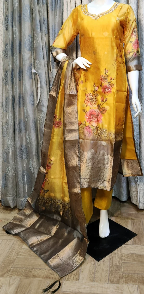 Sunehri Bagh Kurta Set - Image 2