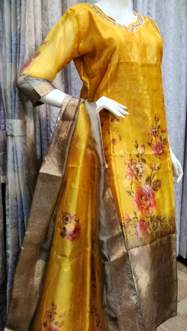 Sunehri Bagh Kurta Set - Image 4
