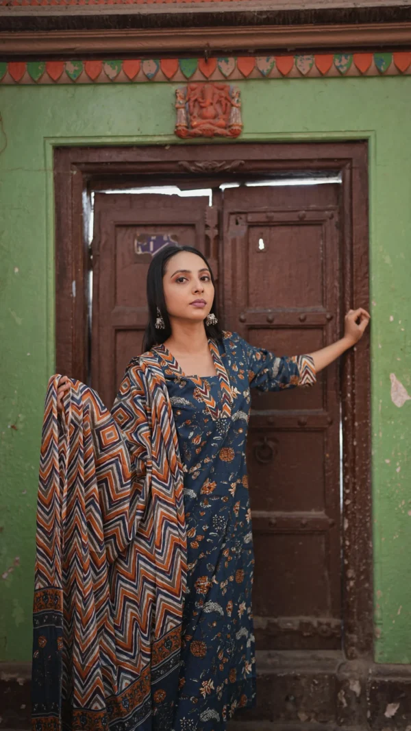 Baagh-e-Bahar blue kurta set - Image 4