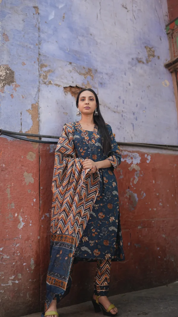Baagh-e-Bahar blue kurta set - Image 9