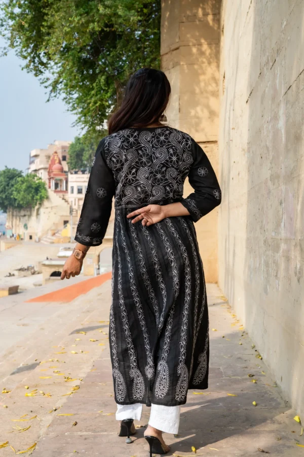 Kaari Kala Chikankari Kurta - Image 2