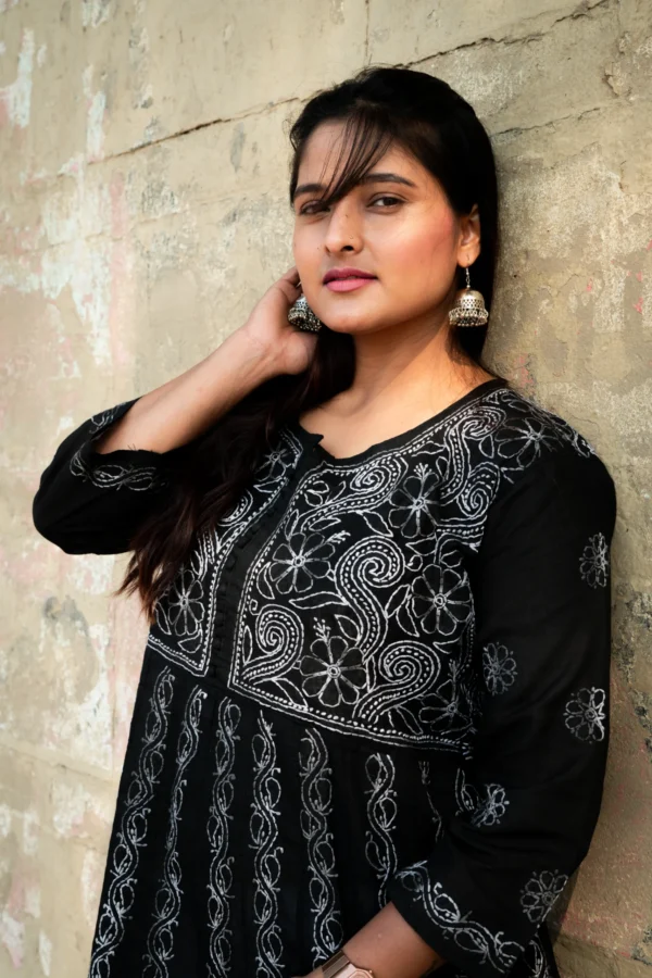 Kaari Kala Chikankari Kurta - Image 4